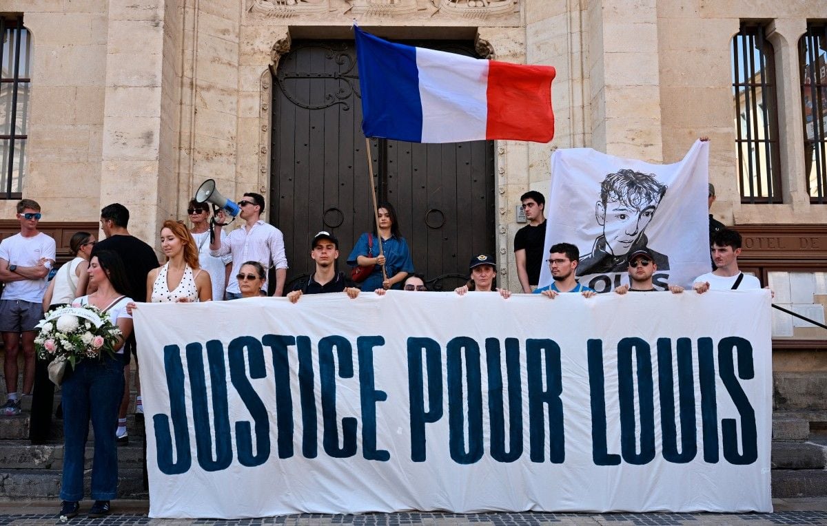 El homenaje a Louis, un adolescente asesinado a golpes, dominado por los identitarios pese a la ausencia de motivo racial El homenaje a Louis, un adolescente asesinado a golpes, dominado por los identitarios pese a la ausencia de motivo racial